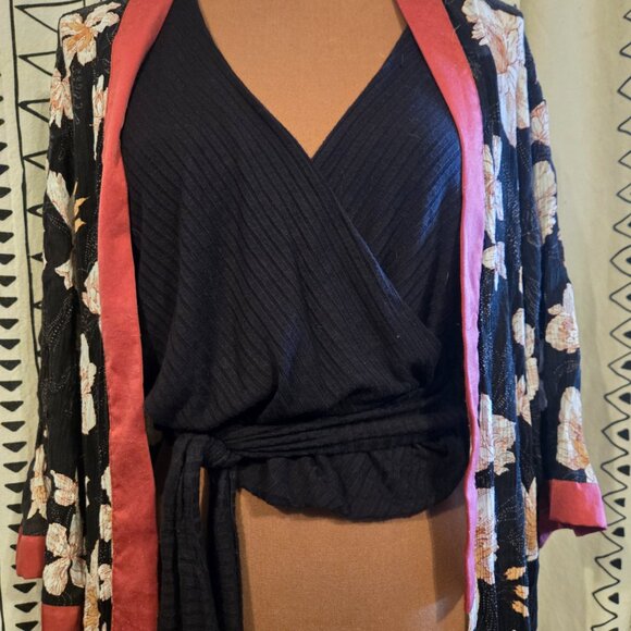 Outfit Combo! v-neck tie-waist cropped tank and floral kimono - Picture 2 of 12